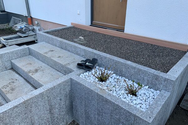 Landschaftsbau Augsburg – Elegante Eingangstreppe mit Pflanzkasten