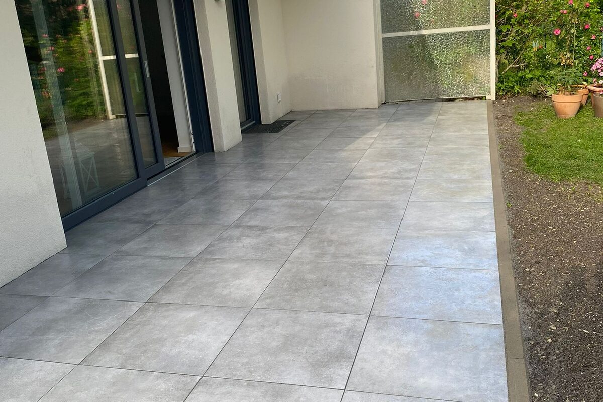 Gartenbau Augsburg – Exklusive Terrasse mit Gartenblick